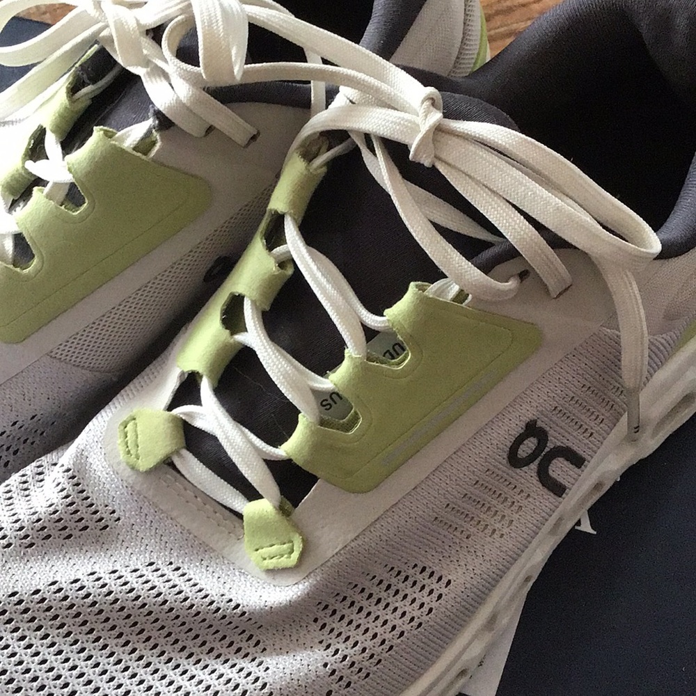 On Running Women’s 8 White and Green Running Shoes - Picture 2 of 11